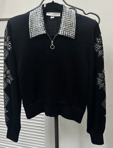 St. John Knit Sweater Zipper In Front, Black With Silver Design
VTG "P” (small) Pre-owned