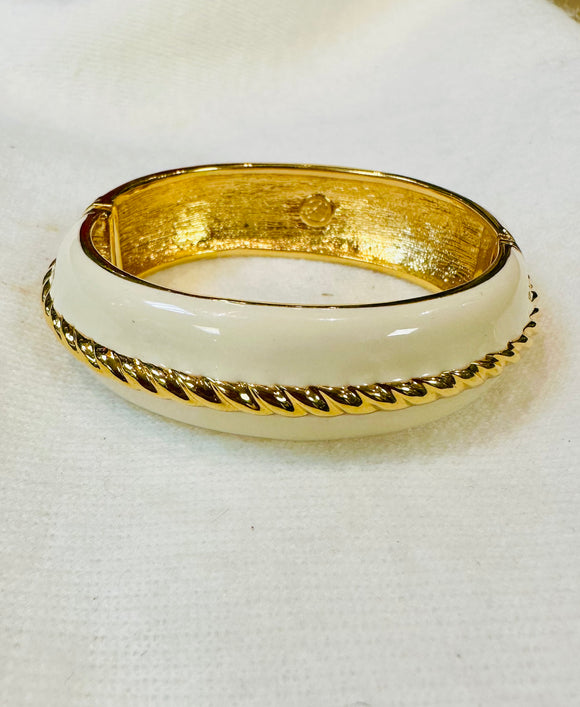 ELEGANT ST. JOHN GLOSSY CREAM ENAMEL GOLD-TONE ROPE DESIGN CUFF HINGED BRACELET (preowned)