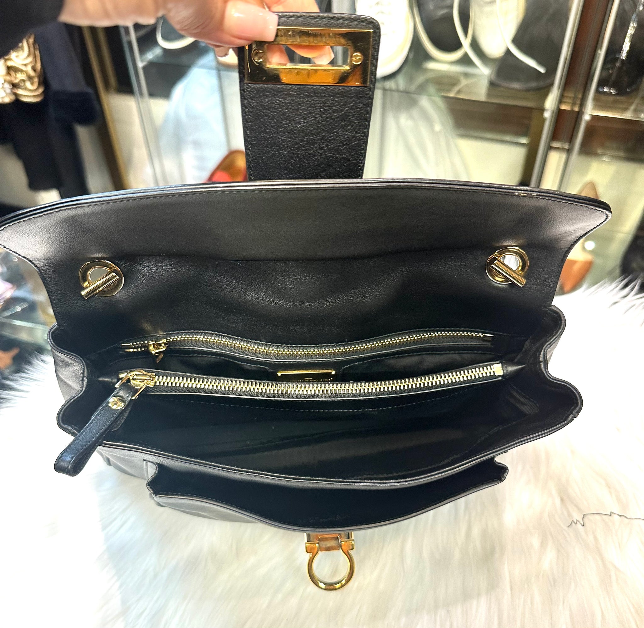 【SALVATORE FERRAGAMO】MAXI GANCIO SHOULDER BAG Salvatore Ferragamo Maxi Gancio Shoulder Bag New With Tags