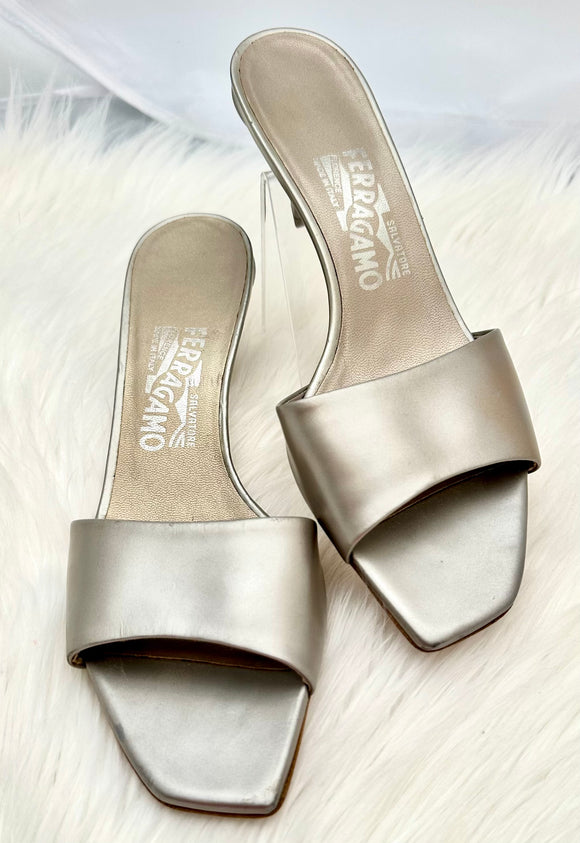 SALVATORE FERRAGAMO
Women's Silver
Leather Sandals Slides 7.5 (preowned)