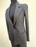 Giorgio Armani Grey PantSuit (preowned)
Size blazer : 38
Size pants : 36