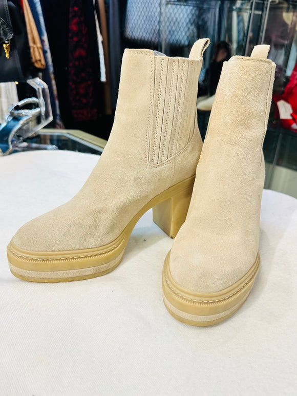 STEVE MADDEN TAN SUEDE BOOTS size 7.5 M ( preowned)
