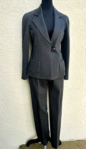 Giorgio Armani Grey PantSuit (preowned)
Size blazer : 38
Size pants : 36