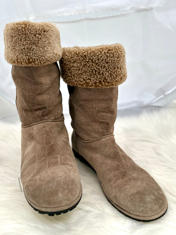 Stuart Weitzman Women’s Tan Stamped Suede Leather Faux Fur Lined Boot Logo size 8.5 (preowned)