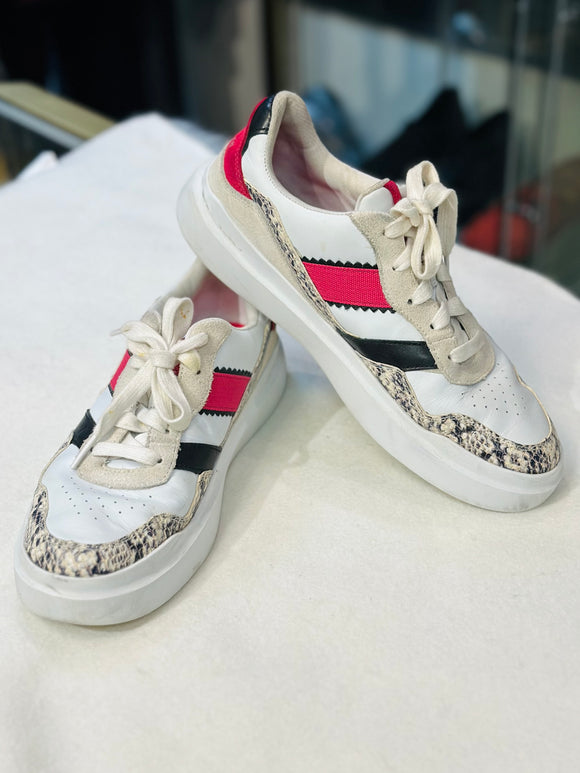 Cole Haan Cream and white Sneakers with Red Interior size 8B (preowned)
