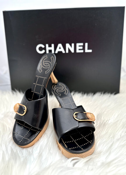 CHANEL ブラック ポインテッドトゥ ミュール Chanel Suede Shearling CC Cap Toe Mules 36 Black 1866153