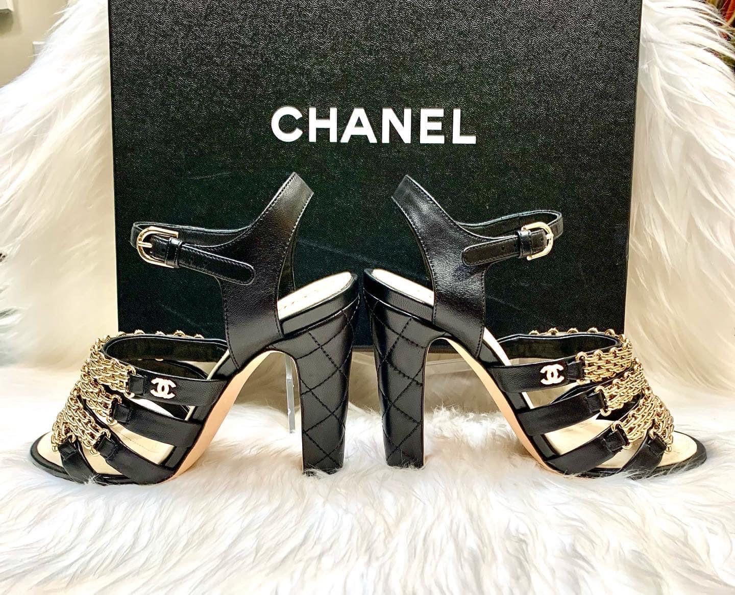 Chanel shops quilted heels